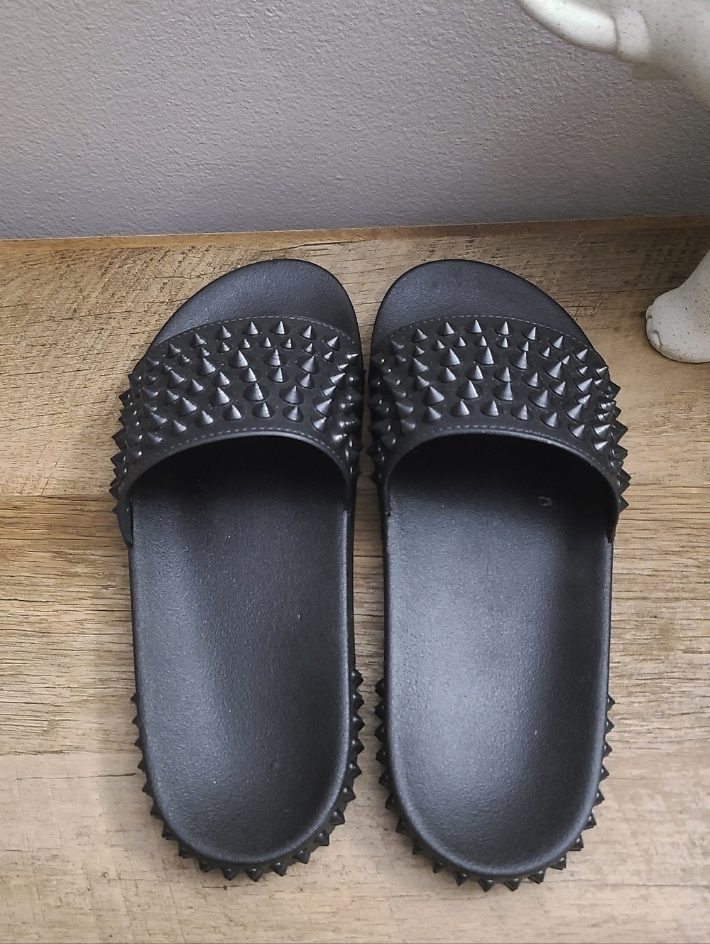 🖤 Women's Spiky Studded Black Slide Sandals Size 8 - Picture 4 of 11